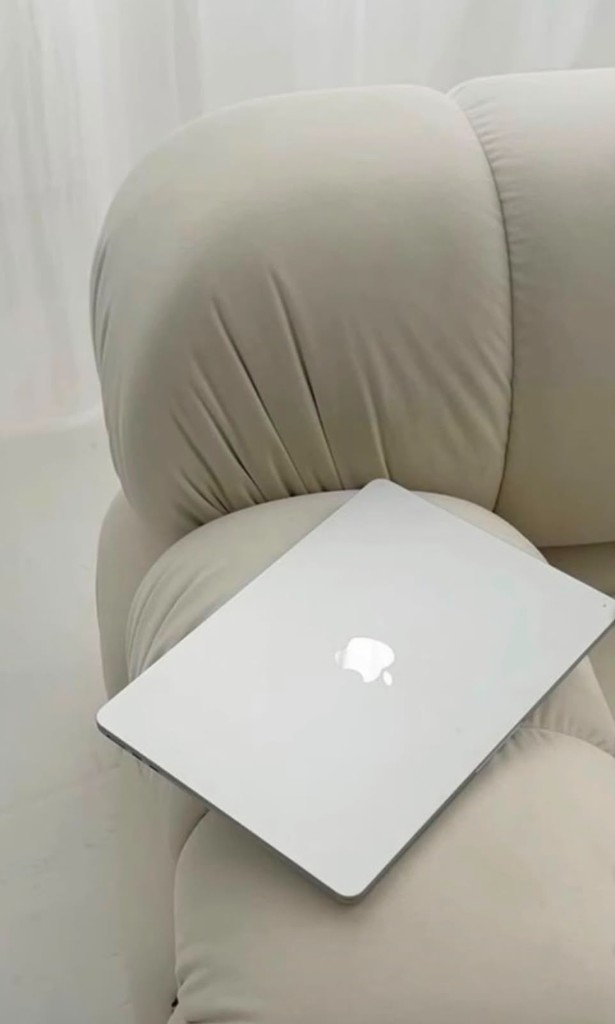 Laptop sobre un sillón, referencia de trabajo digital